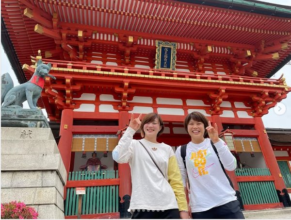 角田夏実と女性が神社の前で撮影した写真