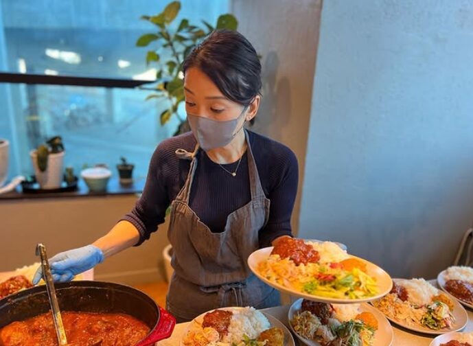 村野明子が食事を作っているところ