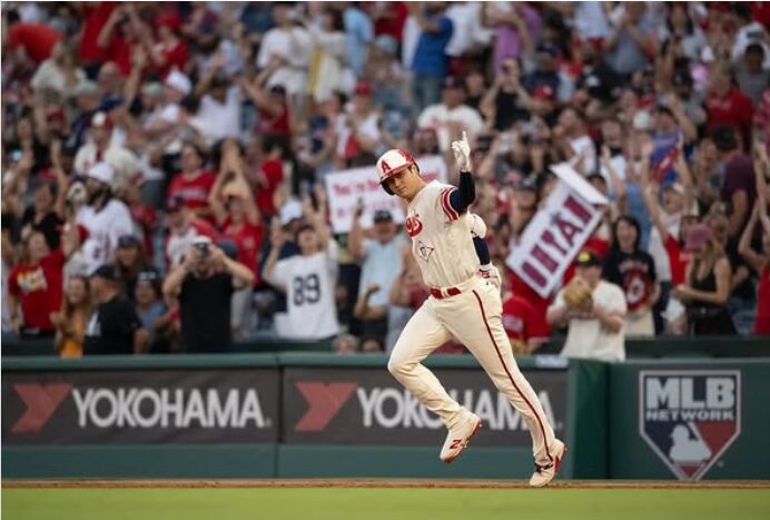 マウンドでポーズを取りながら走る大谷翔平